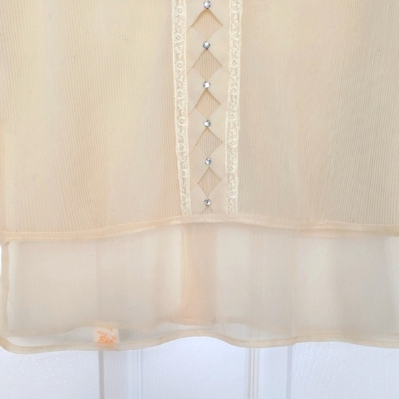 Women's Sheer Ribbed Sleeveless Blouse With Beautiful Dainty Accents - Picture 4 of 7